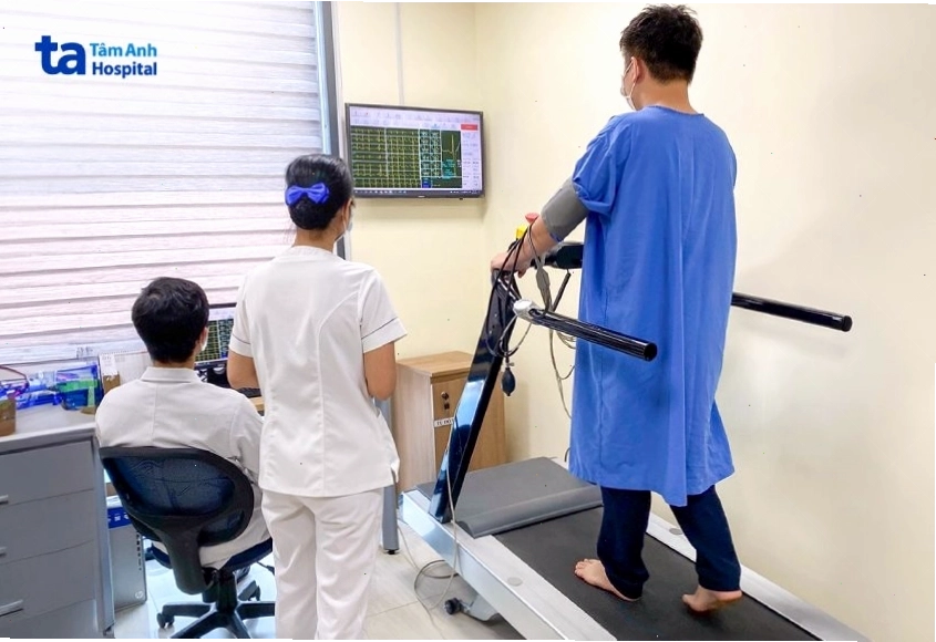 Ảnh bác sĩ thực hiện nghiệm pháp gắng sức