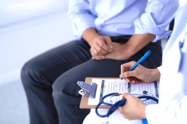 Ảnh bác sĩ tư vấn cho bệnh nhân nam