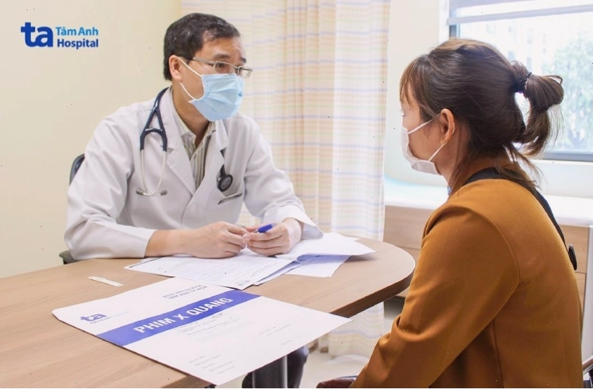 Ảnh bệnh nhân tư vấn cùng bác sĩ