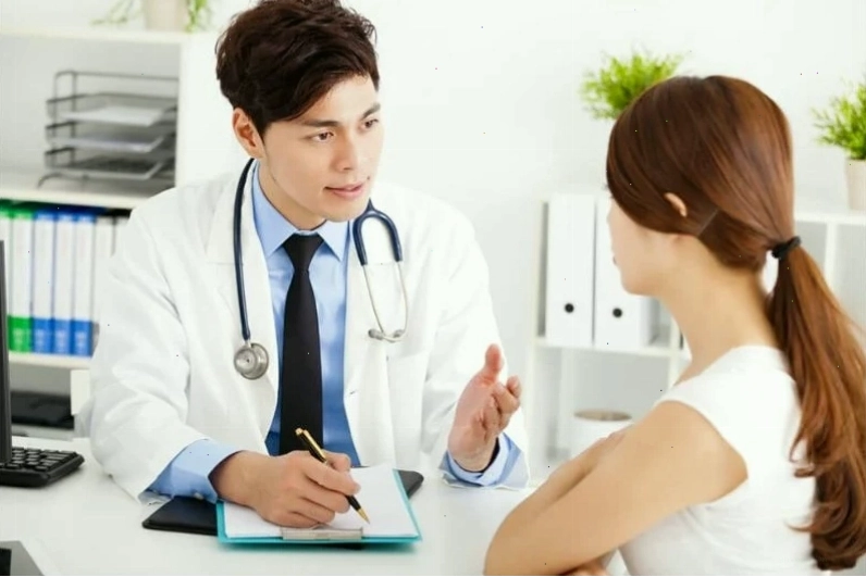 Ảnh minh họa bác sĩ tư vấn về việc sử dụng mỹ phẩm hoặc thuốc gây tê môi