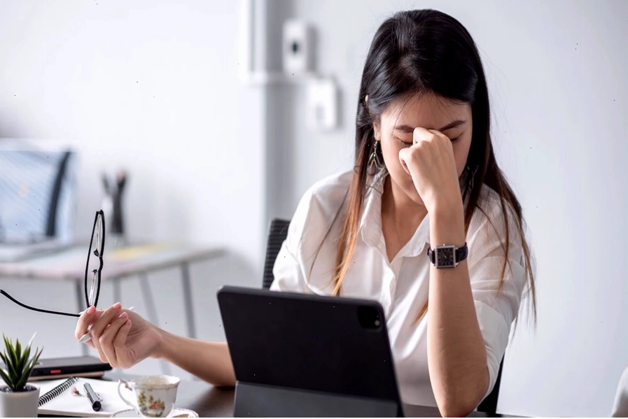 Ảnh minh họa cơ thể mệt mỏi do căng thẳng dẫn đến chán ăn