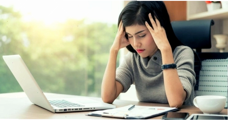 Ảnh minh họa người bị căng thẳng thần kinh quá mức dẫn đến mệt mỏi chân tay