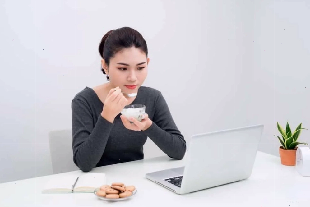 Ảnh minh họa người đang gặp vấn đề tiêu hóa