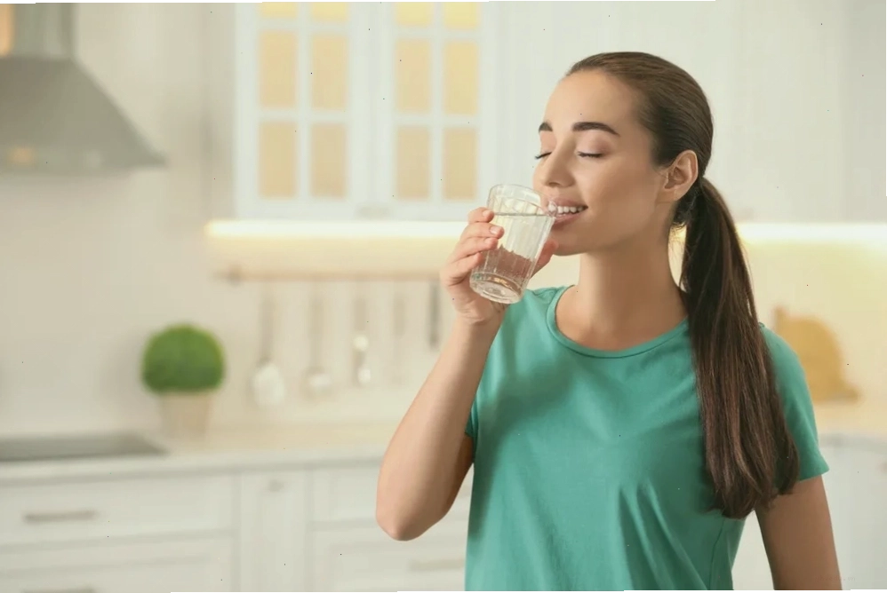Ảnh uống nhiều nước giúp giảm tằng hắng