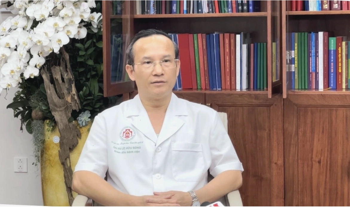 Bác sĩ chăm sóc sức khỏe bệnh nhân