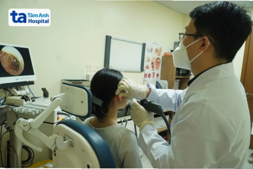 Bác sĩ đang khám tai cho bệnh nhân