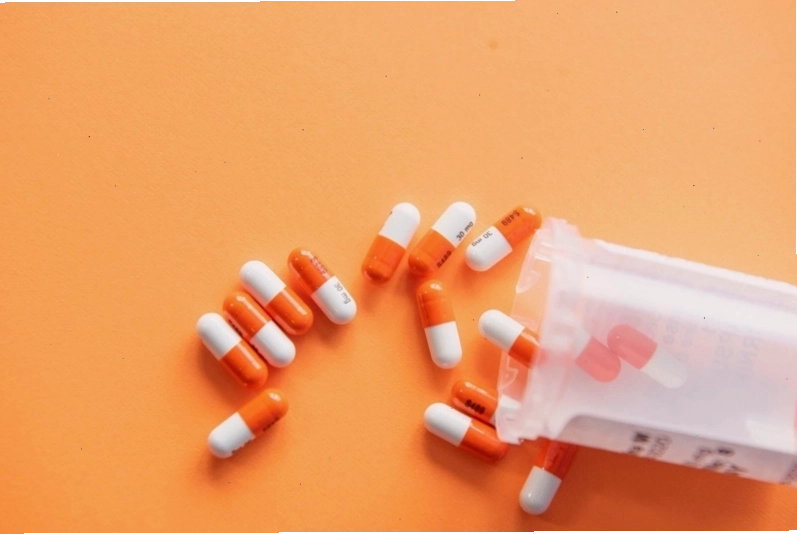 Bác sĩ đang kiểm tra các tổn thương da trên cánh tay bệnh nhân