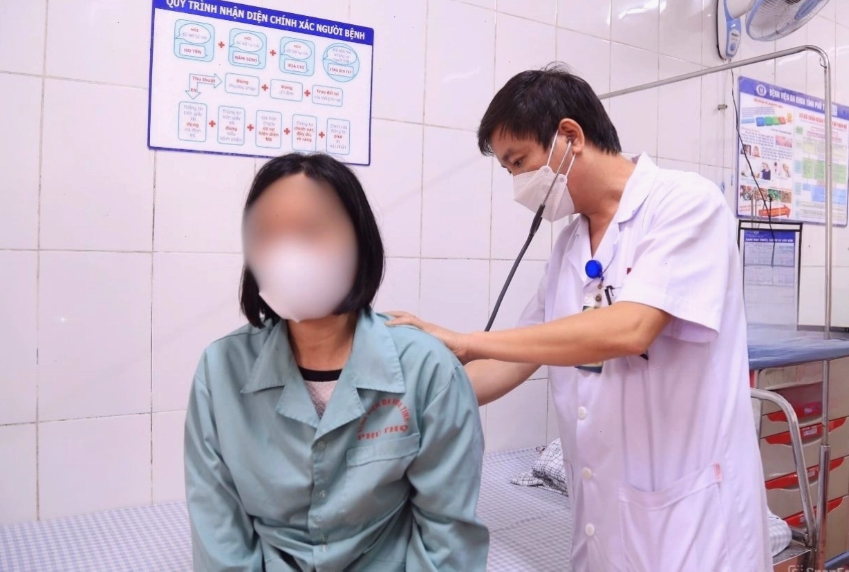 Bác sĩ đang kiểm tra sức khỏe bệnh nhân