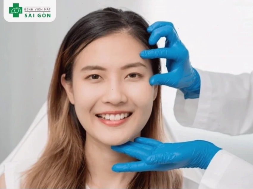 Bác sĩ đang thăm khám điều trị sụp mí mắt