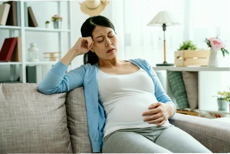 Bác sĩ đang thăm khám làn da cho bệnh nhân bị nhợt nhạt