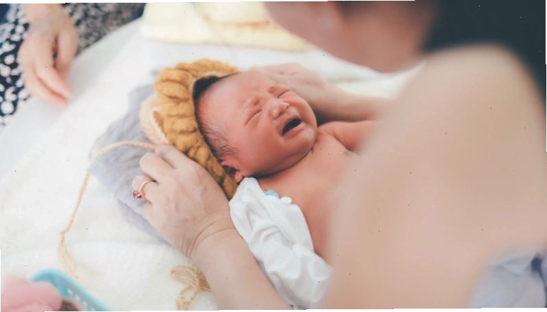 Bác sĩ đang thực hiện kiểm tra sức khỏe tổng quát cho trẻ nhỏ