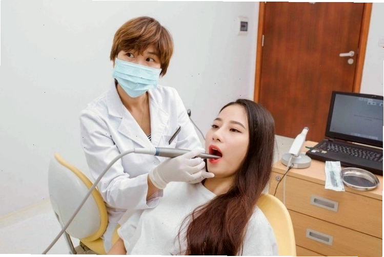 Bác sĩ đang thực hiện kiểm tra tình trạng nha chu cho bệnh nhân
