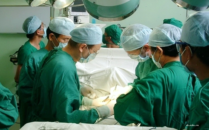 Bác sĩ đang thực hiện kiểm tra y tế chuyên sâu cho người bệnh