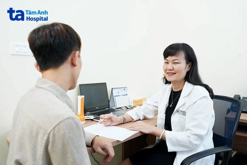 Bác sĩ đang tư vấn cách xử lý chai chân cho bệnh nhân