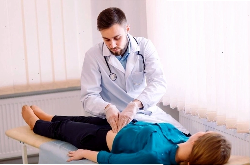 Bác sĩ đang tư vấn cho bệnh nhân