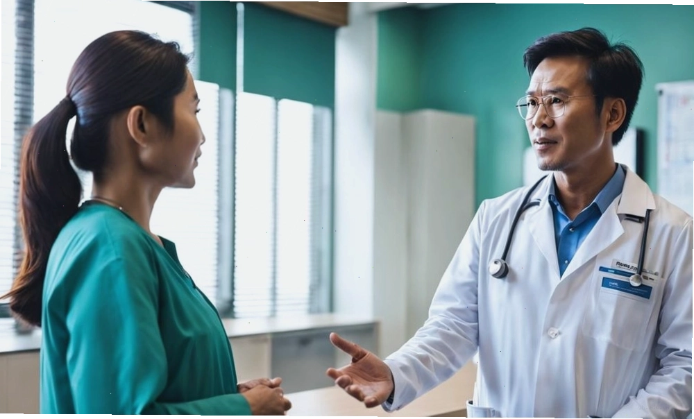 Bác sĩ đang tư vấn cho bệnh nhân về cách dùng thuốc nhuận tràng