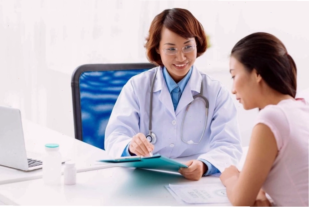Bác sĩ đang tư vấn cho bệnh nhân về tình trạng sức khỏe liên quan đến thiếu kali