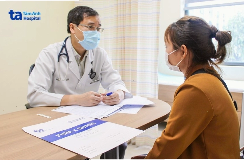 Bác sĩ đang tư vấn điều trị cho người bệnh