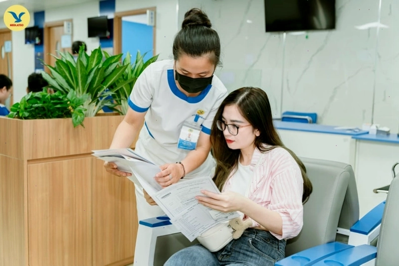Bác sĩ đang tư vấn sức khỏe cho bệnh nhân nữ