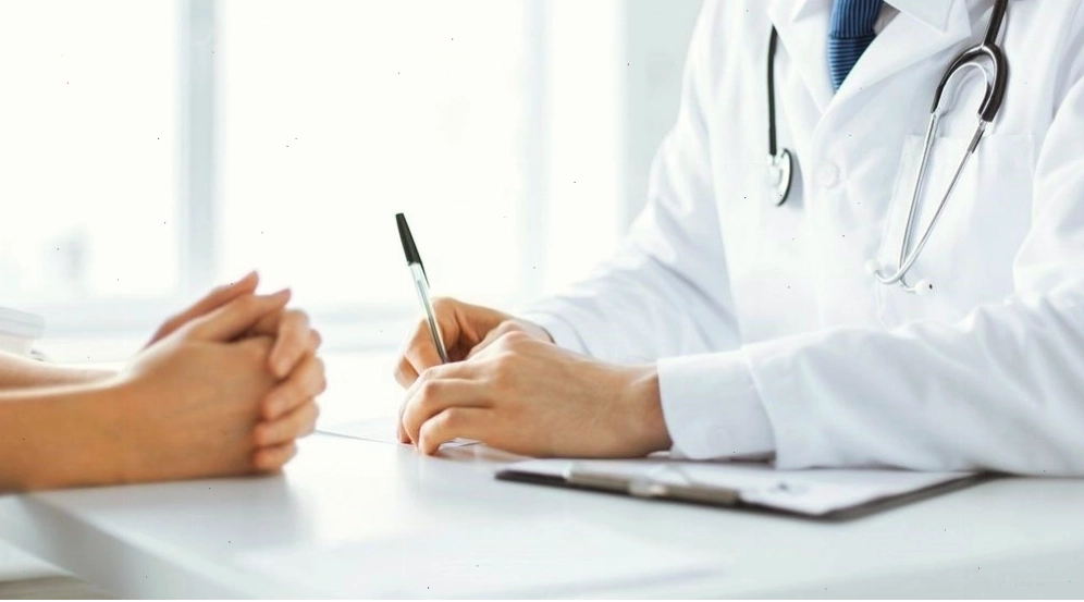 Bác sĩ đang tư vấn sức khỏe cho bệnh nhân tại cơ sở y tế