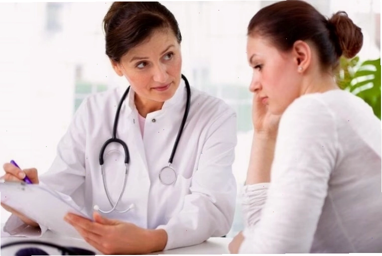 Bác sĩ đang tư vấn sức khỏe cho phụ nữ