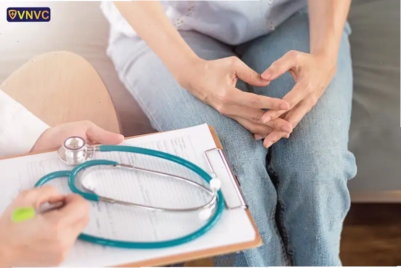 Bác sĩ đang tư vấn sức khỏe định kỳ cho bệnh nhân