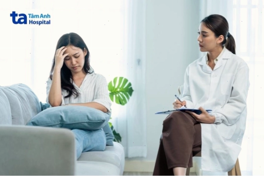 Bác sĩ đang tư vấn tâm lý cho bệnh nhân hay quên