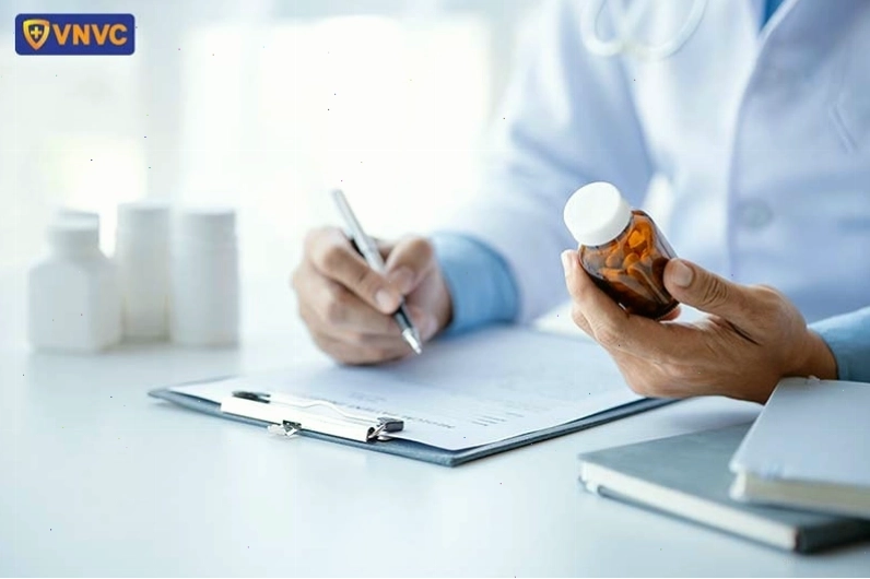 Bác sĩ đang tư vấn và kê đơn thuốc điều trị phỏng dạ