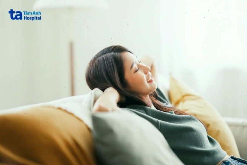 Bác sĩ đang tư vấn về cách điều trị nguyên nhân run tay cho bệnh nhân