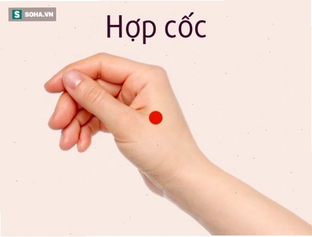Bác sĩ đang tư vấn về tầm quan trọng của việc giữ ấm cơ thể trong đời sống