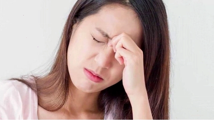 Bác sĩ đang tư vấn về việc điều trị sớm bệnh viêm màng bồ đào