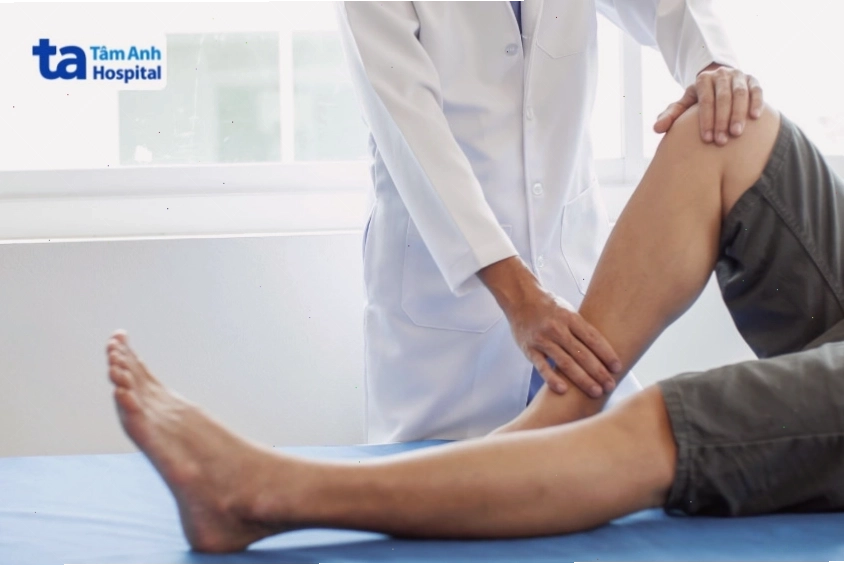 Bác sĩ khám đánh giá nhiệt độ da và bắt mạch ngoại biên