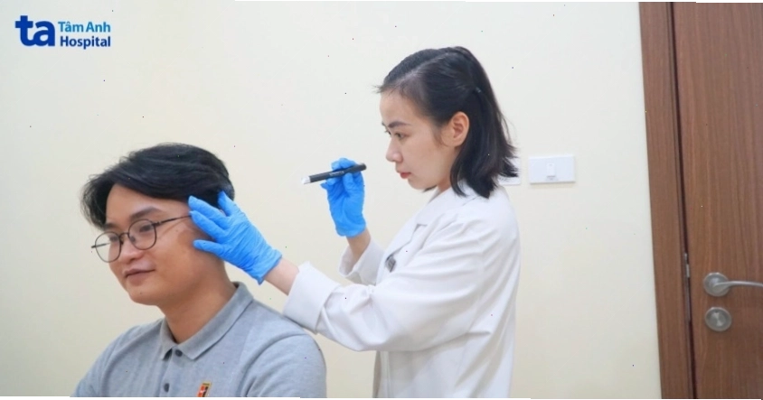 Bác sĩ thăm khám chẩn đoán mụn thịt