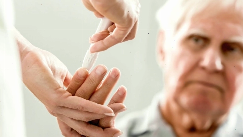 Bác sĩ thăm khám chẩn đoán nguyên nhân gây tê bì