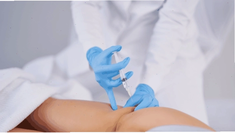 Bác sĩ thăm khám cột sống cho bệnh nhân bị tê mông