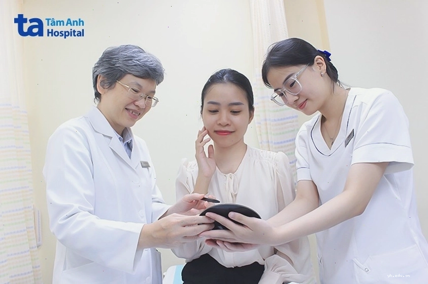 Bác sĩ thăm khám da liễu chuyên sâu