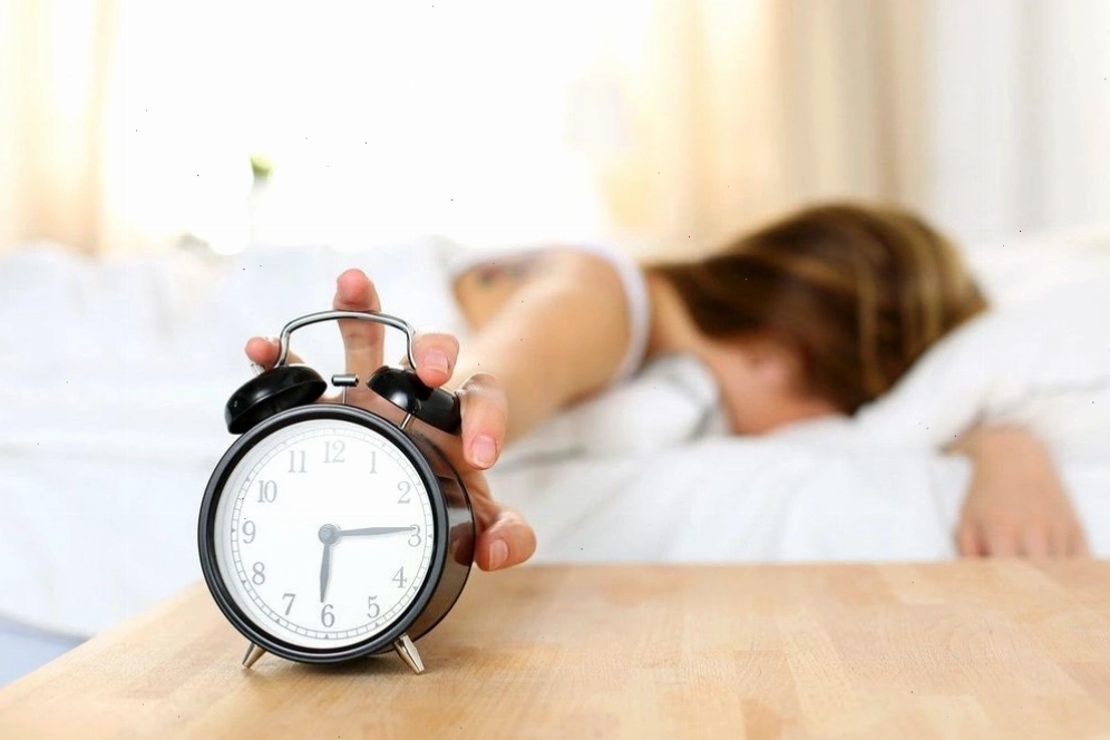 Bác sĩ thăm khám điều trị rối loạn giấc ngủ cho bệnh nhân