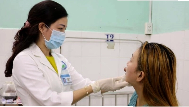 Bác sĩ thăm khám lâm sàng cho bệnh nhân bị chốc mép