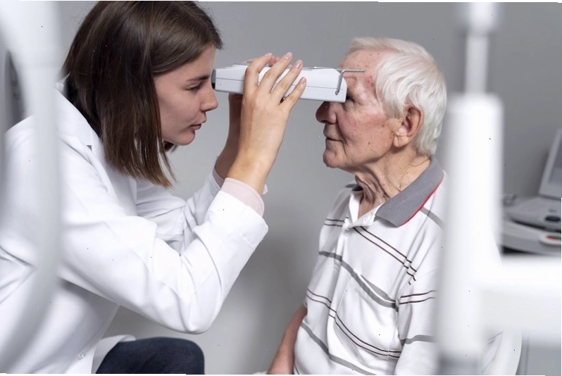 Bác sĩ thăm khám mắt cho bệnh nhân