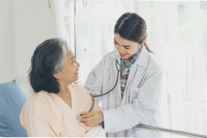 Bác sĩ thăm khám nhịp thở