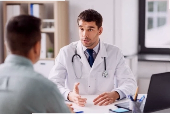 Bác sĩ thăm khám sức khỏe cho bệnh nhân