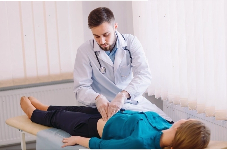 Bác sĩ thăm khám tiêu hóa