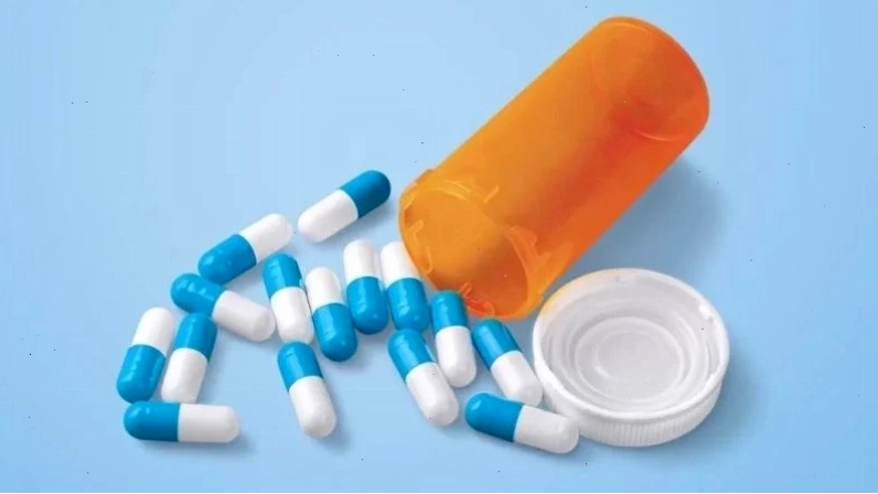 Bác sĩ thăm khám và đưa ra phương pháp điều trị tê mặt