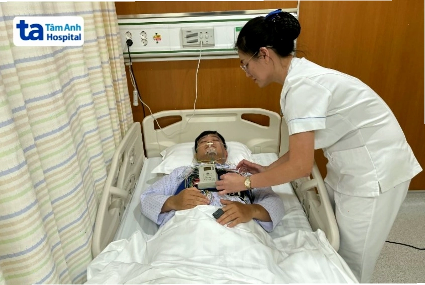 Bác sĩ thực hiện đo đa ký giấc ngủ để chẩn đoán bệnh lý