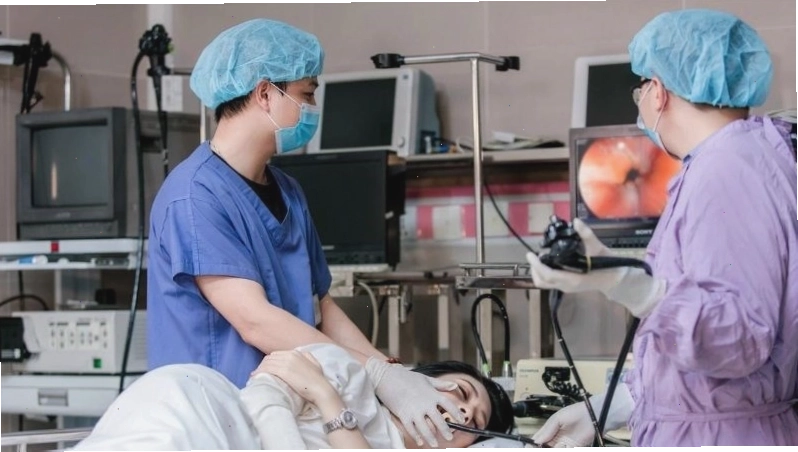 Bác sĩ thực hiện nội soi tiêu hóa