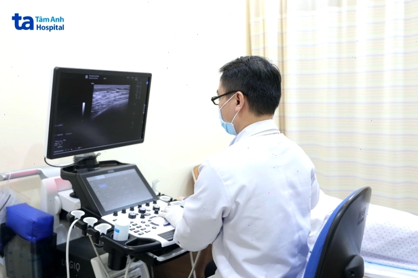 Bác sĩ thực hiện siêu âm ổ bụng cho khách hàng