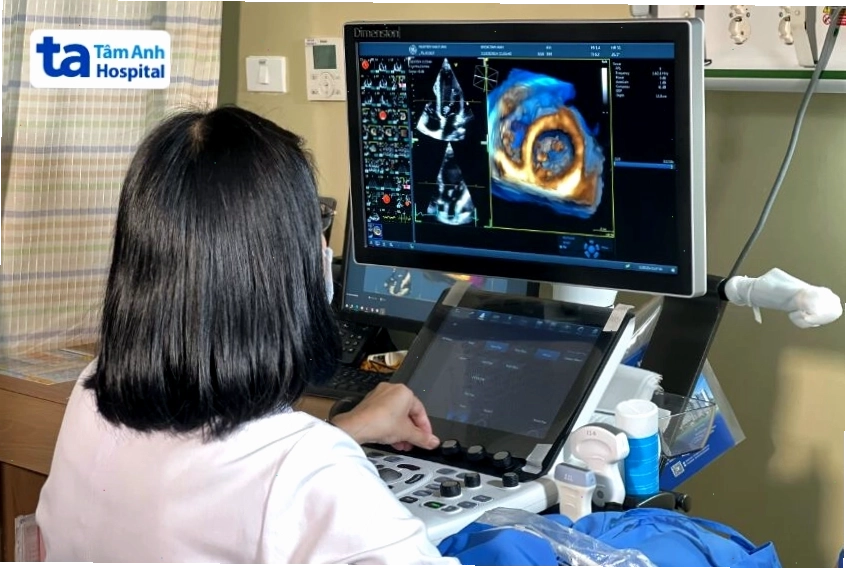 Bác sĩ thực hiện siêu âm tim để chẩn đoán tình trạng