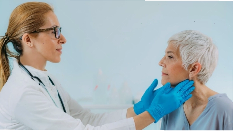 Bác sĩ thực hiện thăm khám lâm sàng cho bệnh nhân nghi ngờ mắc lymphoma
