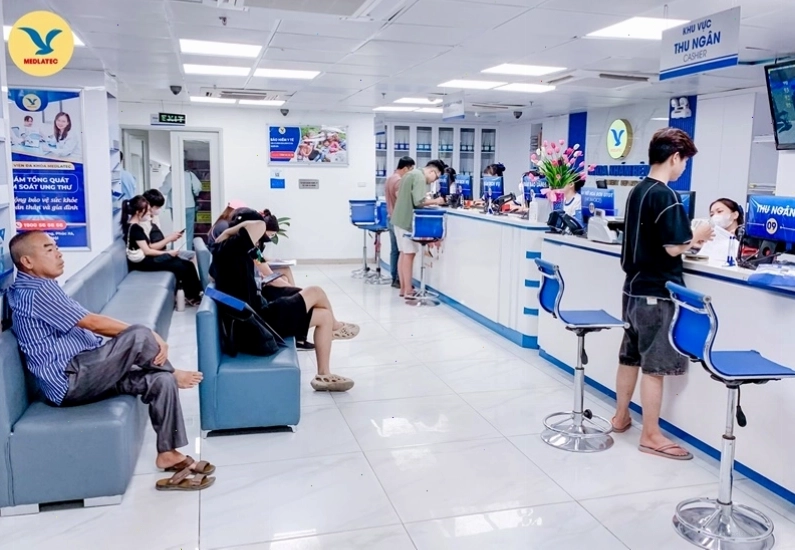 Bạn nên đi khám bác sĩ nếu tình trạng ngáp kéo dài không thuyên giảm