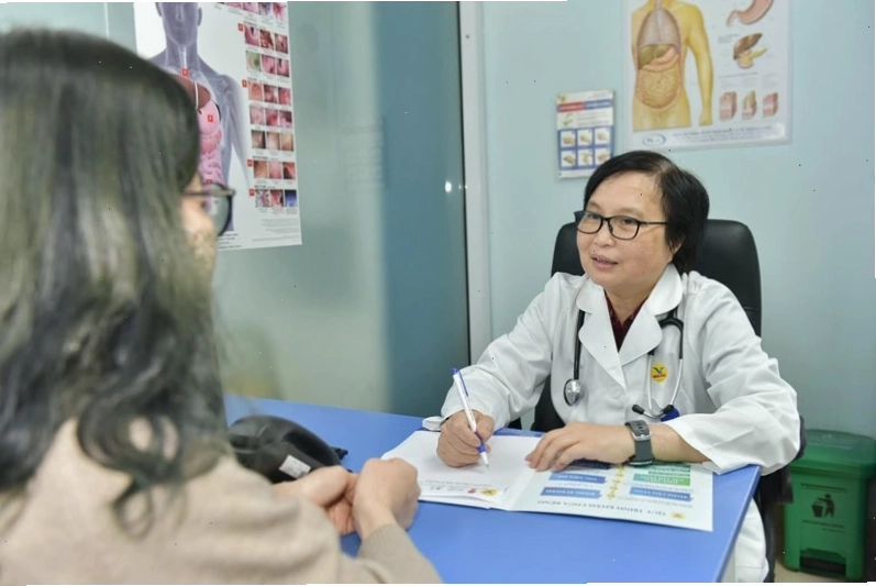 Bạn nên kể rõ triệu chứng gặp phải khi bác sĩ thăm khám